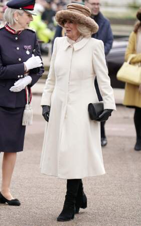 Camilla Parker Bowles est particulièrement élégante avec son manteau blanc à Londres, le 8 février 2023. Elle l'accessoirise d'un chapeau et de bottes hautes 