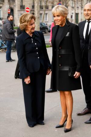 Brigitte Macron a encore opté pour un total look noir élégant, pour sa rencontre avec la reine Sonja de Norvège, au Musée d'Art Moderne, le 29 mars 2023.