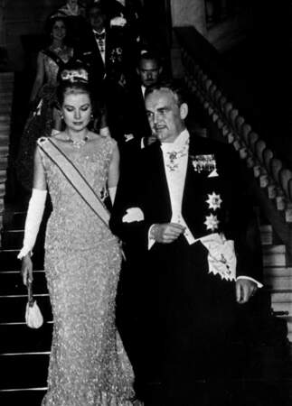 Prince Rainier et Grâce Kelly assistant au mariage du roi Juan Carlos d'Espagne et de la princesse Sofia de Grèce à Athènes, le 14 mai 1962