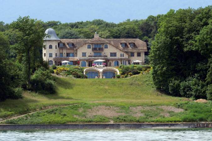 Située sur les rives du lac Léman, la propriété s'étend sur plus de 20 000 m². Son intérieur n'a pas été dévoilé. 