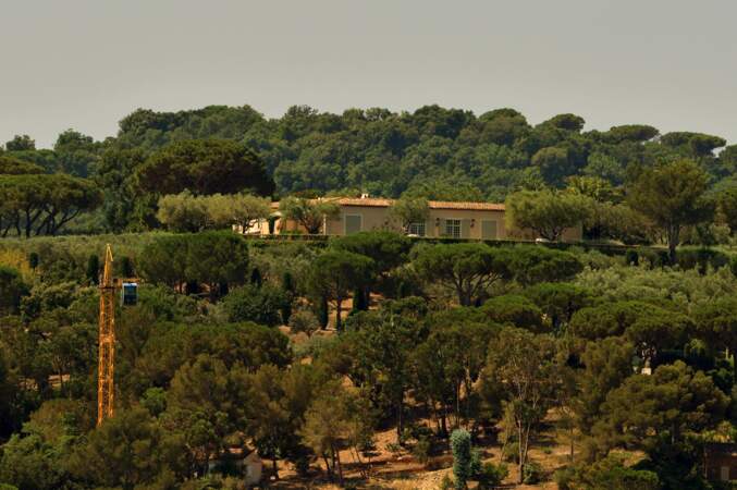 La villa offre une vue imprenable sur le golfe de Saint-Tropez, mais aussi un accès direct à la plage, un terrain de deux hectares et une piscine.