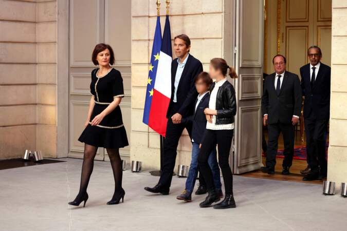 Sébastien Auzière, le fils de Brigitte Macron aux côtés de son épouse, Christelle et leurs enfants, Camille et Paul, à l'Élysée, le 7 mai 2022.