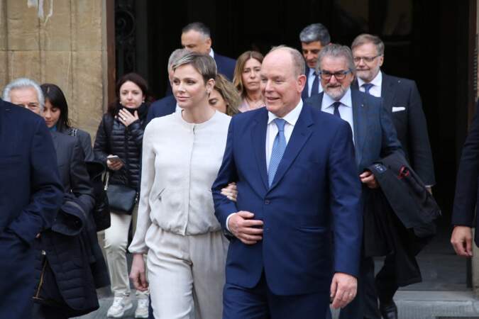 Le prince Albert II de Monaco et Charlene de Monaco en monochrome de beige à Florence en 2023