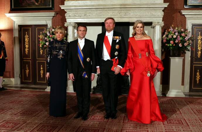 Brigitte Macron et sa longue robe noire à l'occasion d'un dîner d’État dans le cadre de leur voyage officiel aux Pays-Bas, le 11 avril 2023