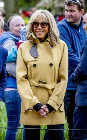 Lors d'une visite au Jardin botanique aux Pays-Bas, Brigitte Macron ceinture son manteau beige à la taille, le 12 avril 2023. Il est signé Louis Vuitton
