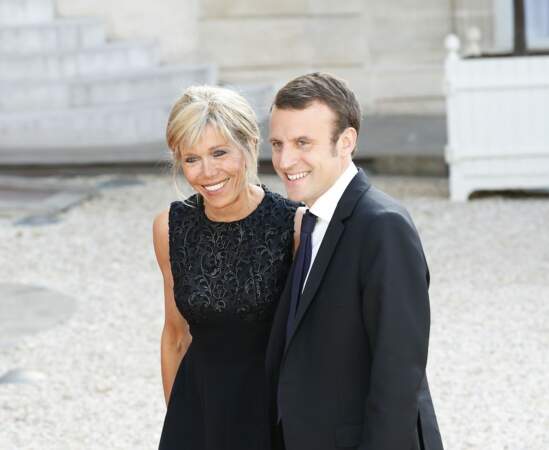 Brigitte Macron opte pour un chignon pour un dîner d' Etat au Palais de l'Elysée à Paris, le 2 juin 2015