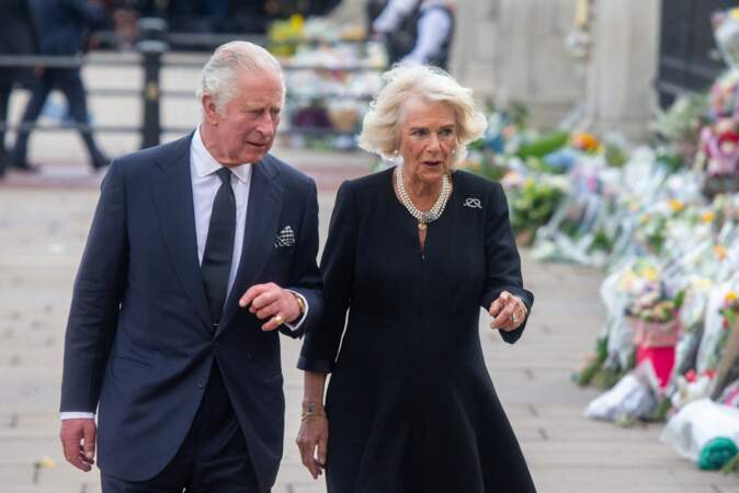Le roi Charles III d'Angleterre et Camilla Parker Bowles, reine consort d'Angleterre, arrivent à Buckingham Palace au lendemain de la mort d'Elizabeth II, le 9 septembre 2022.
