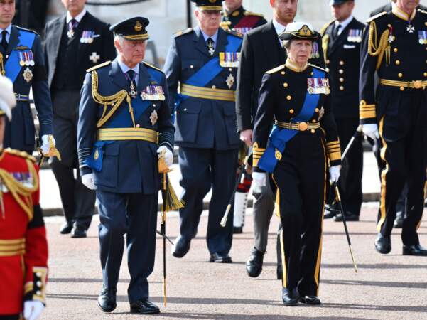 Le prince Charles et la princesse Anne lors de la procession cérémonielle du cercueil de la reine Elizabeth II, du palais de Buckingham à Westminster Hall, à Londres, le 14 septembre 2022.