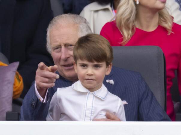Le prince Charles et le prince Louis, lors du jubilé de platine de la reine Elisabeth II d'Angleterre, à Londres, le 5 juin 2022.