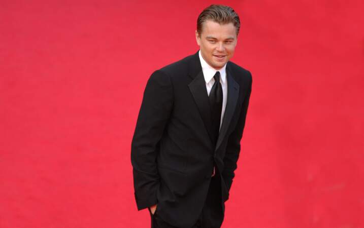 Leonardo DiCaprio enfile une veste de costume noire au Festival de Cannes en 2007