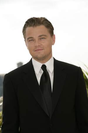 Leonardo DiCaprio place ses cheveux en arrière avec du gel coiffant au Festival de Cannes en 2002
