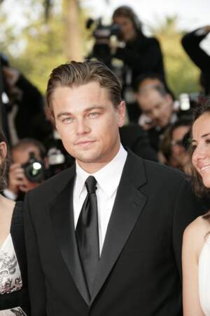 Leonardo DiCaprio laisse sa cravate apparente au Festival de Cannes en 2007. Il porte une veste de costume avec un col satiné