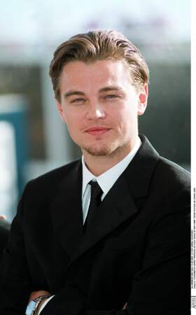 Leonardo DiCaprio en costume et cravate au Festival de Cannes en 2002