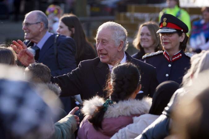 Le roi Charles III d'Angleterre, à son arrivée à la gare Victoria Station, à Manchester, le 20 janvier 2023.