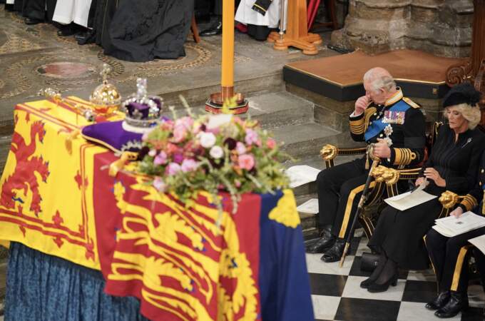 Le roi Charles III et Camilla Parker Bowles, lors du service funéraire à l'Abbaye de Westminster pour les funérailles d'Etat d'Elizabeth II, en Angleterre, le 19 septembre 2022.