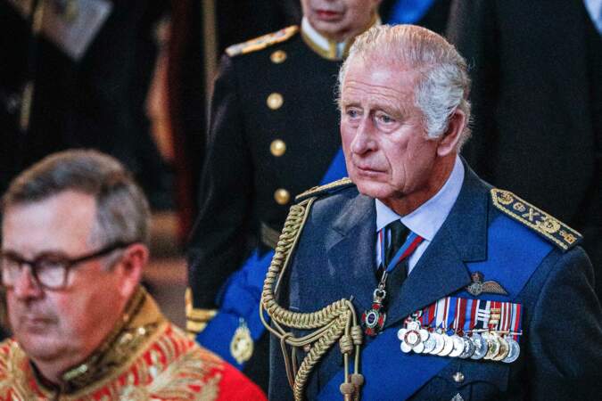 Charles III lors de la procession cérémonielle du cercueil de la reine Elisabeth II du palais de Buckingham, à Westminster Hall, à Londres, le 14 septembre 2022.