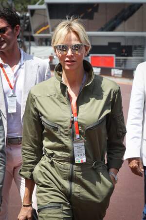 Charlene de Monaco se met dans la peau d'une pilote de course avec ses lunettes de soleil et sa combinaison à Monaco en 2016