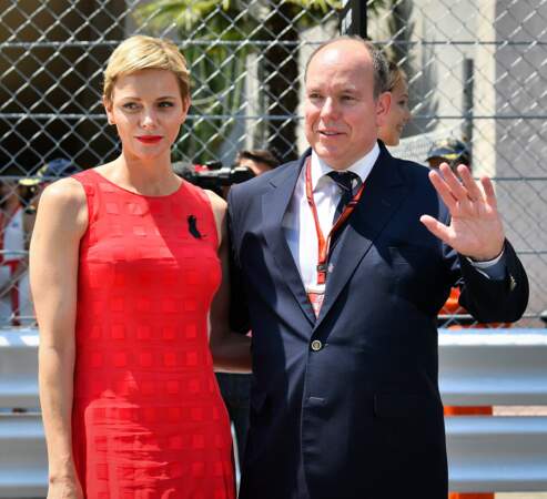 Charlene de Monaco arbore une robe rouge vaporeuse au Grand Prix de Formule 1 à Monaco en 2017