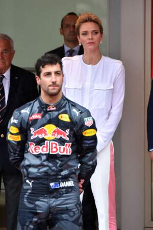 Charlene de Monaco choisit un ensemble pantalon-chemise pour assister au Grand Prix de Formule 1 à Monaco en 2016