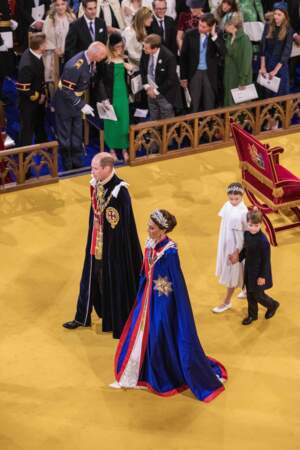 Le prince William, Kate Middleton, la princesse Charlotte et le prince Louis quittent l'abbaye de Westminster, après le couronnement du roi Charles III, à Londres, le samedi 6 mai 2023.