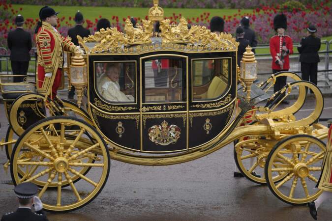 Le roi Charles III et son épouse Camilla sont en route pour la cérémonie de couronnement, à Londres, le samedi 6 mai 2023. 