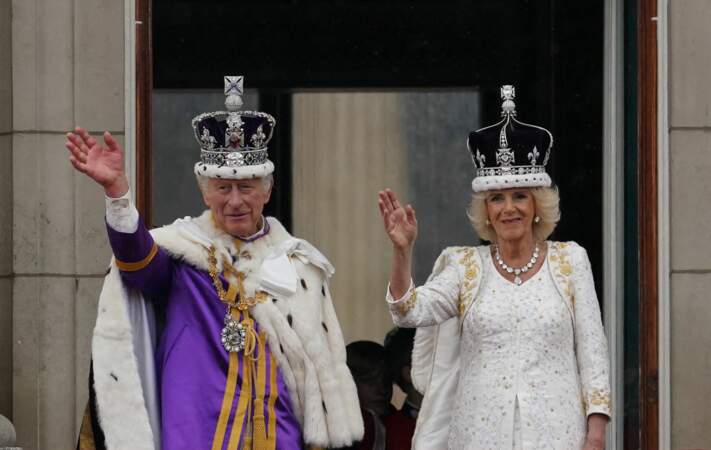Charles III et son épouse Camilla souriants sur le balcon du palais de Buckingham, lors de la cérémonie de couronnement du roi d'Angleterre, à Londres, le samedi 6 mai 2023.