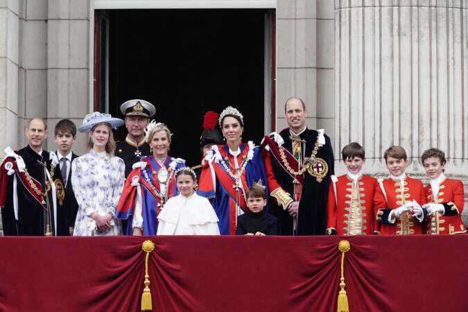 Edward de Wessex, Sophie de Wessex, Lady Louise Windsor, James Mountbatten-Windsor, le prince William, Kate Middleton, la princesse Charlotte, le prince Louis et le prince George réunis sur le balcon du palais de Buckingham, après la cérémonie de couronnement du roi d'Angleterre, à Londres, le samedi 6 mai 2023.