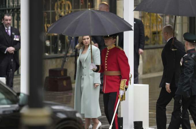 La première dame ukrainienne, Olena Zelenska, et le Premier ministre ukrainien, Denys Shmyhal, arrivent à droite, à l'abbaye de Westminster, avant le couronnement du roi Charles III, à Londres, le samedi 6 mai 2023.