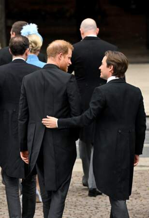 Le prince Harry et Edoardo Mapelli Mozzi complices à leur arrivée à la cérémonie de couronnement du roi Charles III, à l'abbaye de Westminster, à Londres, le samedi 6 mai 2023.