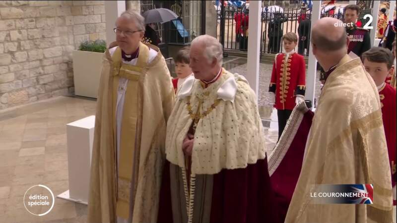 Après son épouse Camilla, Charles III arrive à l'abbaye de Westminster, pour la cérémonie de son couronnement, à Londres, le samedi 6 mai 2023.