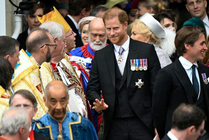Le prince Harry a dû attendre que les membres de la famille royale montent dans leurs carrosses pour pouvoir partir à son tour de l'abbaye de Westminster, après la cérémonie de couronnement de Charles III, à Londres, le samedi 6 mai 2023.