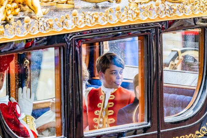 Le prince George tire la langue à la sortie de la cérémonie de couronnement du roi d'Angleterre à l'abbaye de Westminster, à Londres, le samedi 6 mai 2023.