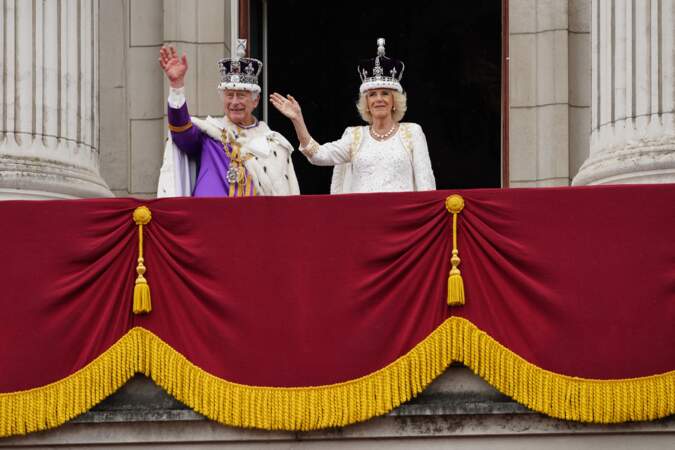 Charles III et son épouse Camilla sur le balcon du palais de Buckingham, après la cérémonie de couronnement du roi d'Angleterre, à Londres, le samedi 6 mai 2023.
