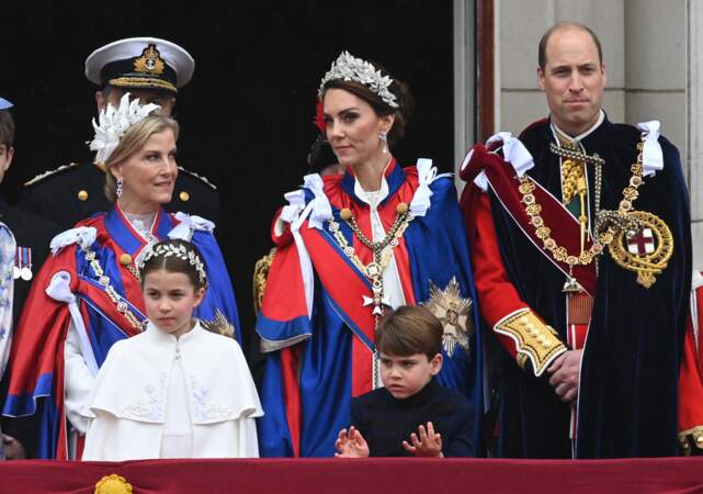 Sophie de Wessex, Lady Louise Windsor, James Mountbatten-Windsor, le prince William, Kate Middleton, la princesse Charlotte et le prince Louis réunis sur le balcon du palais de Buckingham, après la cérémonie de couronnement du roi d'Angleterre, à Londres, le samedi 6 mai 2023.
