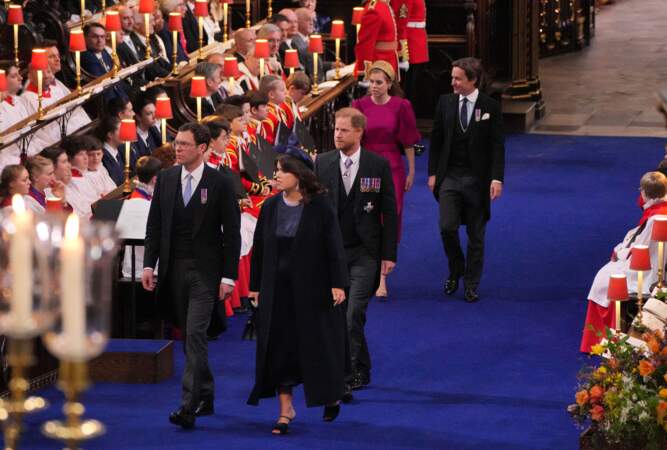 Les princesse Beatrice et Eugenie, accompagnées de leurs maris respectifs, ainsi que du prince Harry, arrivent à la cérémonie de couronnement, à Londres, le samedi 6 mai 2023.  
