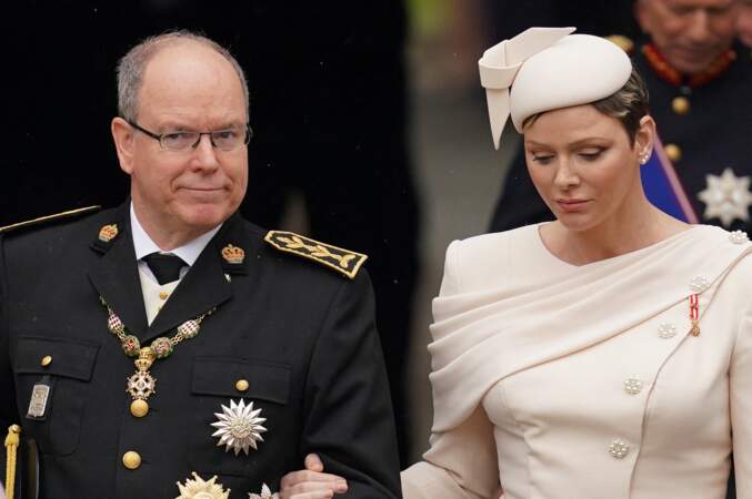 Le prince Albert II et la princesse Charlène de Monaco, à la cérémonie de couronnement du roi d'Angleterre à l'abbaye de Westminster de Londres, le samedi 6 mai 2023.
