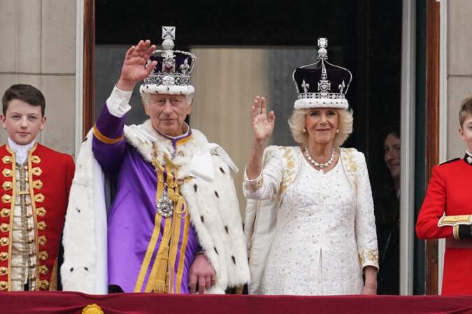 Le roi Charles III et la reine Camilla saluent la foule sur le balcon du palais de Buckingham, après la cérémonie de couronnement du roi d'Angleterre, à Londres, le samedi 6 mai 2023.