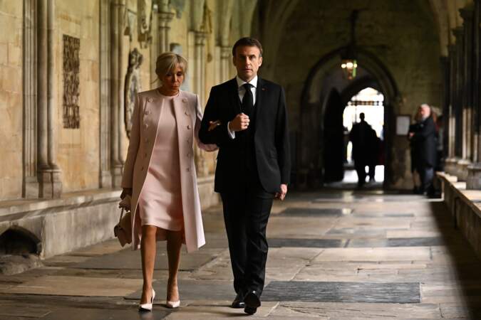 Brigitte et Emmanuel Macron tous les deux très élégants à leur arrivée au couronnement du roi Charles III, à l'abbaye de Westminster, à Londres, le 6 mai 2023.