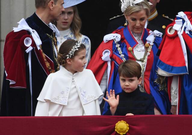 La princesse Charlotte et le prince Charles saluent la foule depuis le balcon du palais de Buckingham, après la cérémonie de couronnement du roi d'Angleterre, à Londres, le samedi 6 mai 2023.