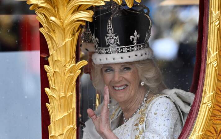 La reine Camilla à sa sortie de la cérémonie de couronnement du roi Charles III, à l'abbaye de Westminster, à Londres, le samedi 6 mai 2023.