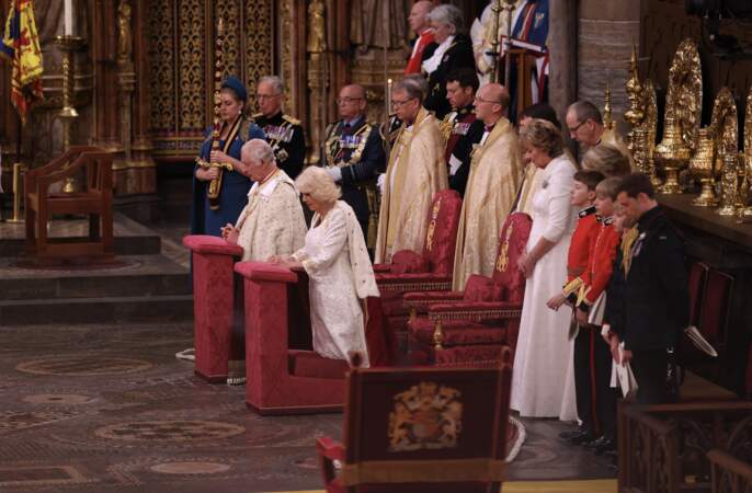 Le roi Charles III et son épouse Camilla, lors de leur cérémonie de couronnement, à l'abbaye de Westminster, à Londres, le samedi 6 mai 2023.