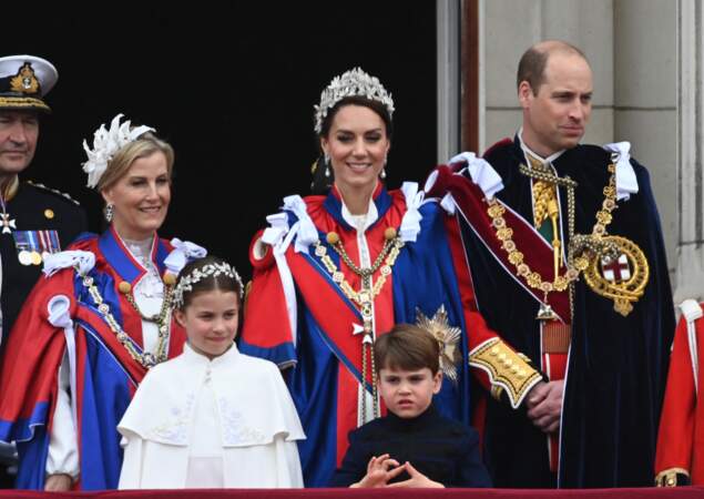 Sophie De Wessex, Kate Middleton, le prince William, la princesse Charlotte et le prince Louis saluent la foule, sur le balcon du palais de Buckingham, après le couronnement du roi d'Angleterre, à Londres, le samedi 6 mai 2023.