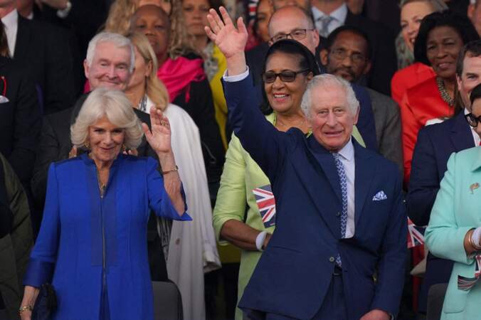 Charles III et Camilla saluant la foule au concert du couronnement donné en leur honneur dans les jardins du château de Windsor.