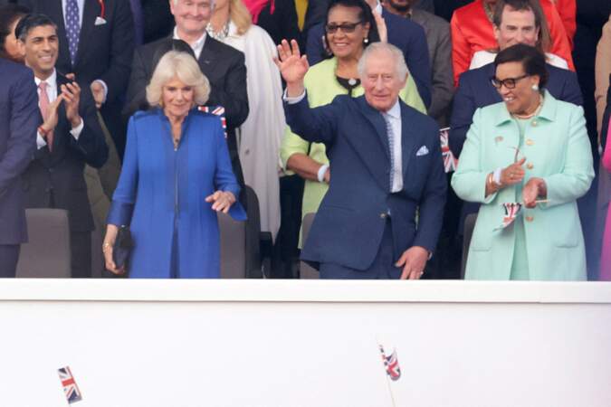 Charles III et Camilla son apparus radieux et joyeux au concert du couronnement donné en leur honneur dans les jardins du château de Windsor.