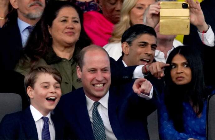 Le prince William et son fils le prince Geroge ont partagé un fou rire au concert du couronnement de Charles III et Camilla dans les jardins du château de Windsor.