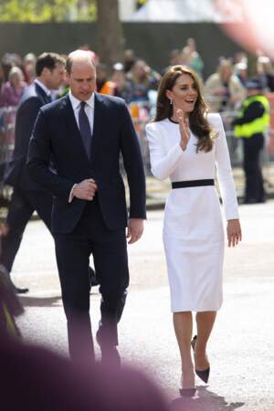 Kate Middleton porte une robe blanche Jenny Packham à Londres, le 5 mai 2023