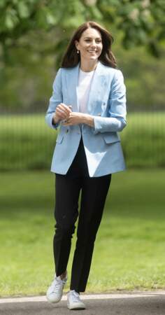 Kate Middleton associe sa veste de costume à un pantalon slim et des baskets, le 7 mai 2023