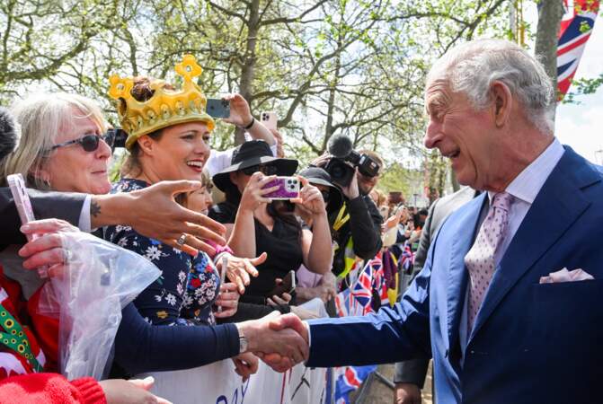 Le roi Charles III à la rencontre de sympathisants, devant le palais de Buckingham, à Londres, le 5 mai 2023.