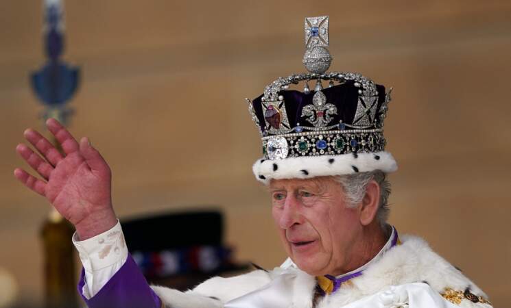 Le roi Charles III à la sortie de la cérémonie de son couronnement, à l'abbaye de Westminster, à Londres, le 6 mai 2023.