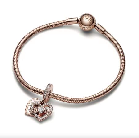 Bracelet maille serpent Pandora Moments en métal doré à l’or rose fin 585/1000e et Charms pendant coeur et mum, métal doré à l’or rose fin 585/1000e, Pandora, 149€ et 59€